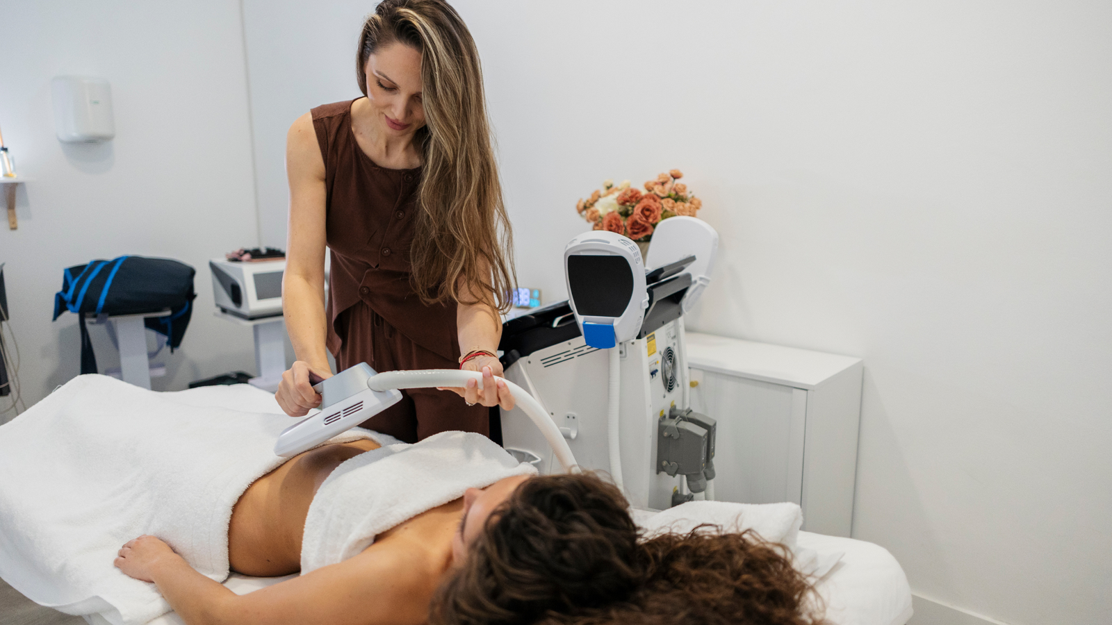 Tratamento corporal com Power II realizando massagem mecânica em abdômen para redução de medidas