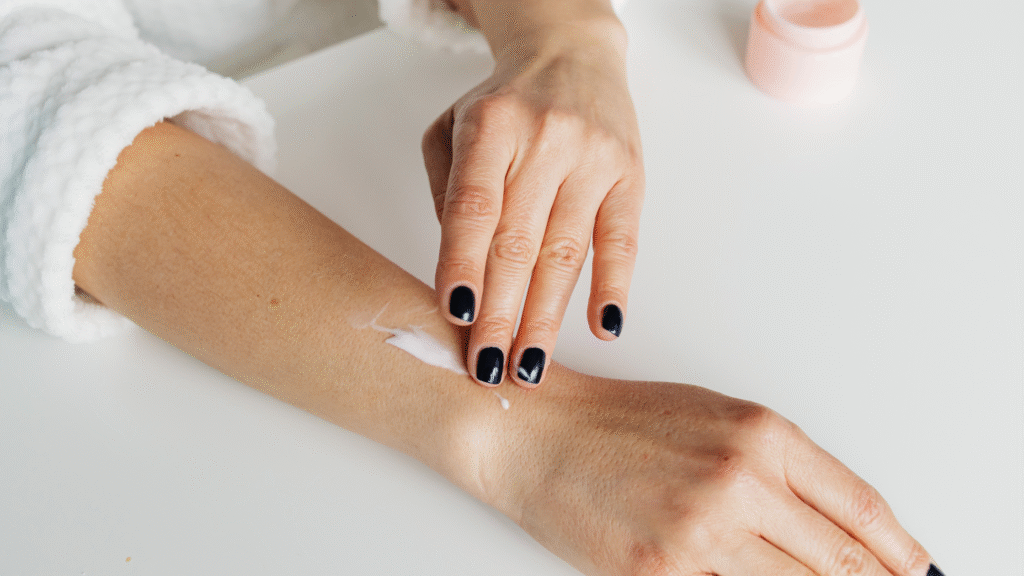 Pessoa tratando erupções na pele devido à micose em área quente e úmida