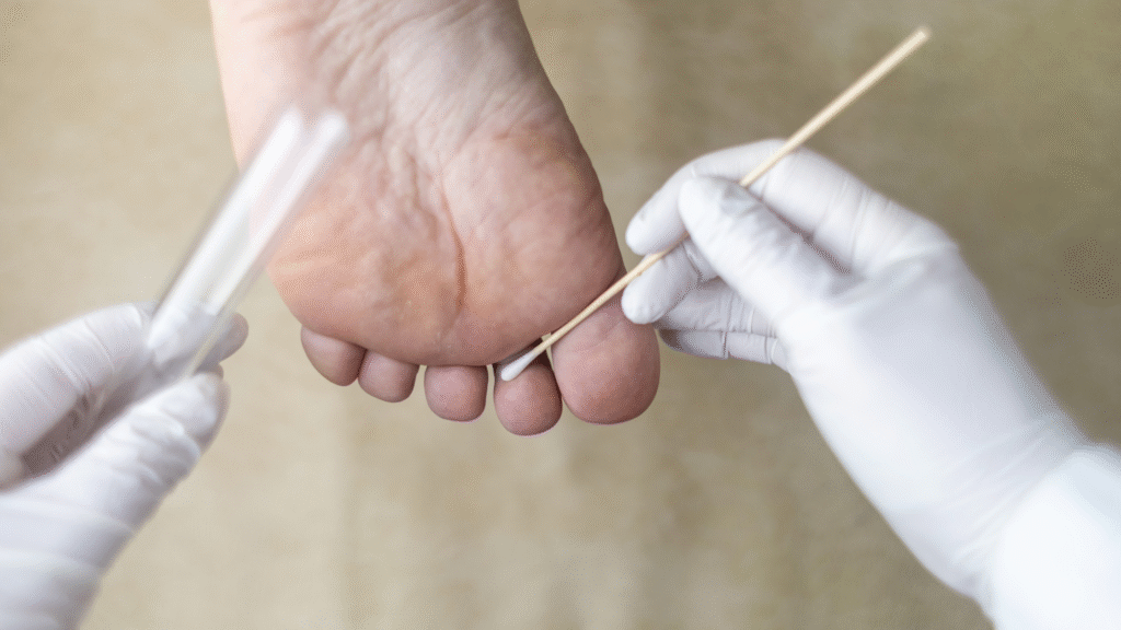 Dermatologista avaliando manchas na pele causadas por infecção fúngica