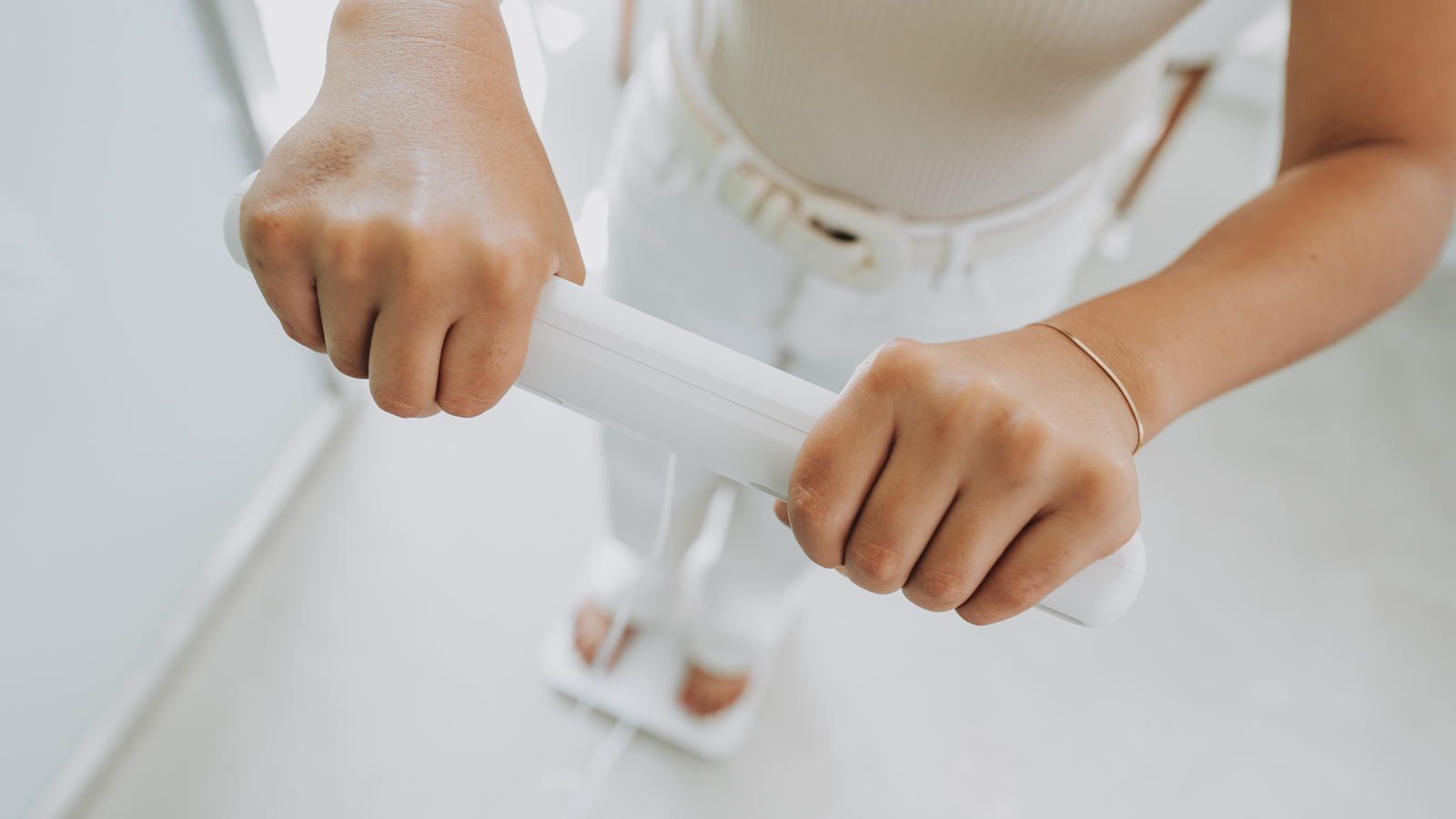 Pessoa realizando exame de bioimpedância InBody em clínica