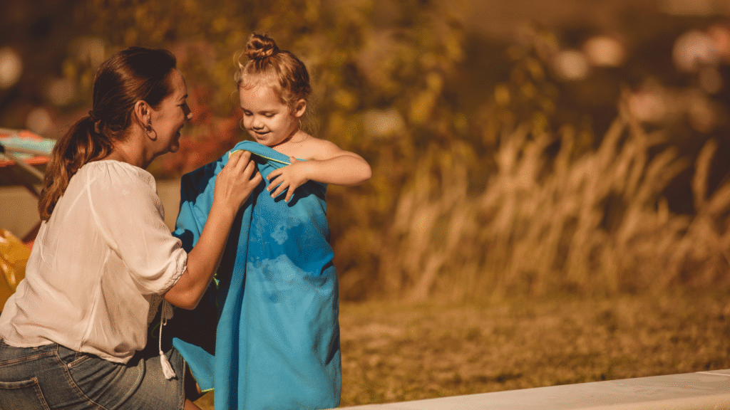 Pessoa secando a pele após sair da piscina para prevenir fungos